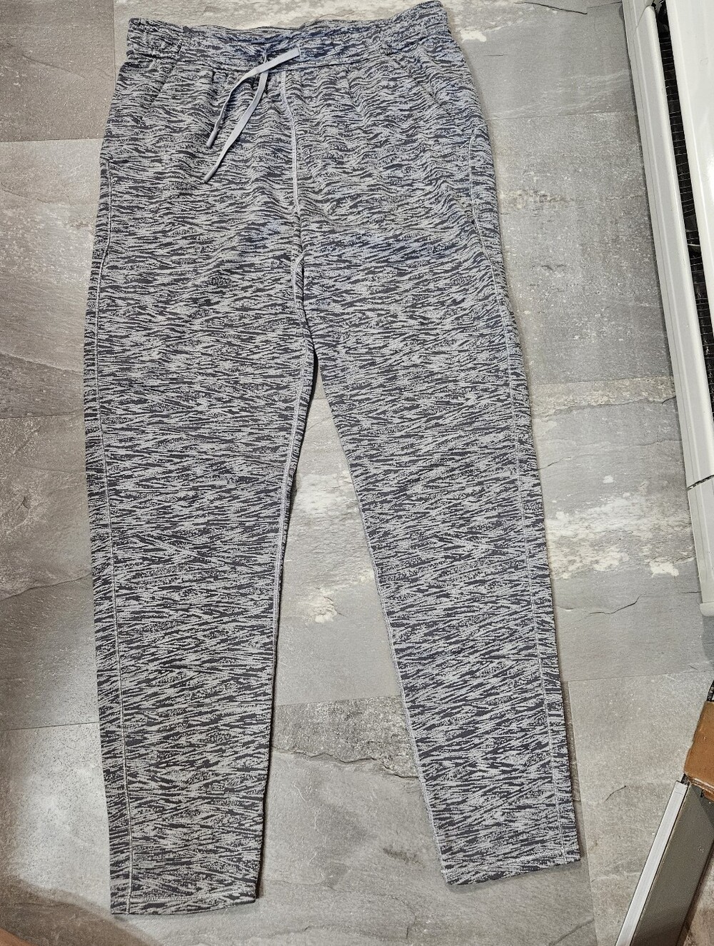 Ivivva By Lululemon Girls 2 Tons Of Grey Patterns. 26" Inseam. Girl Size 14.